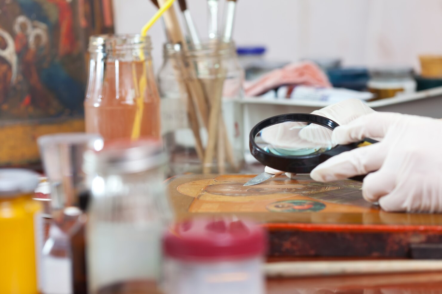 Melted animal glue in a pot for conservation work